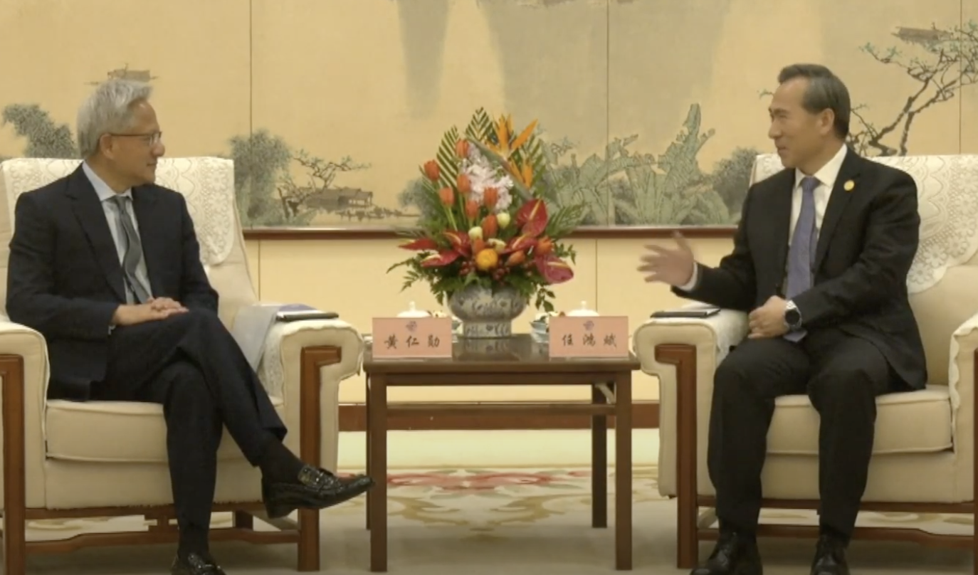 黃仁勳「穿西裝」速訪中國盼合作!川普回應:他愛國又是我朋友,不擔心這件事